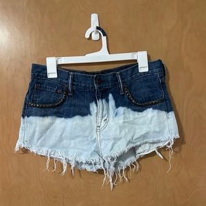 Levi distressed shorts